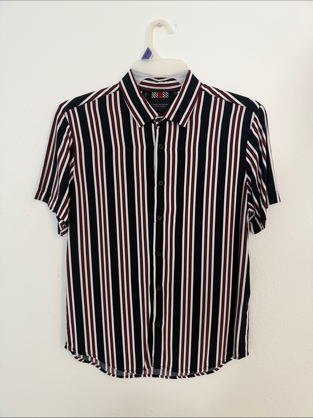 Men's Short-Sleeve Button-Down Shirt in Black and Red Stripe
